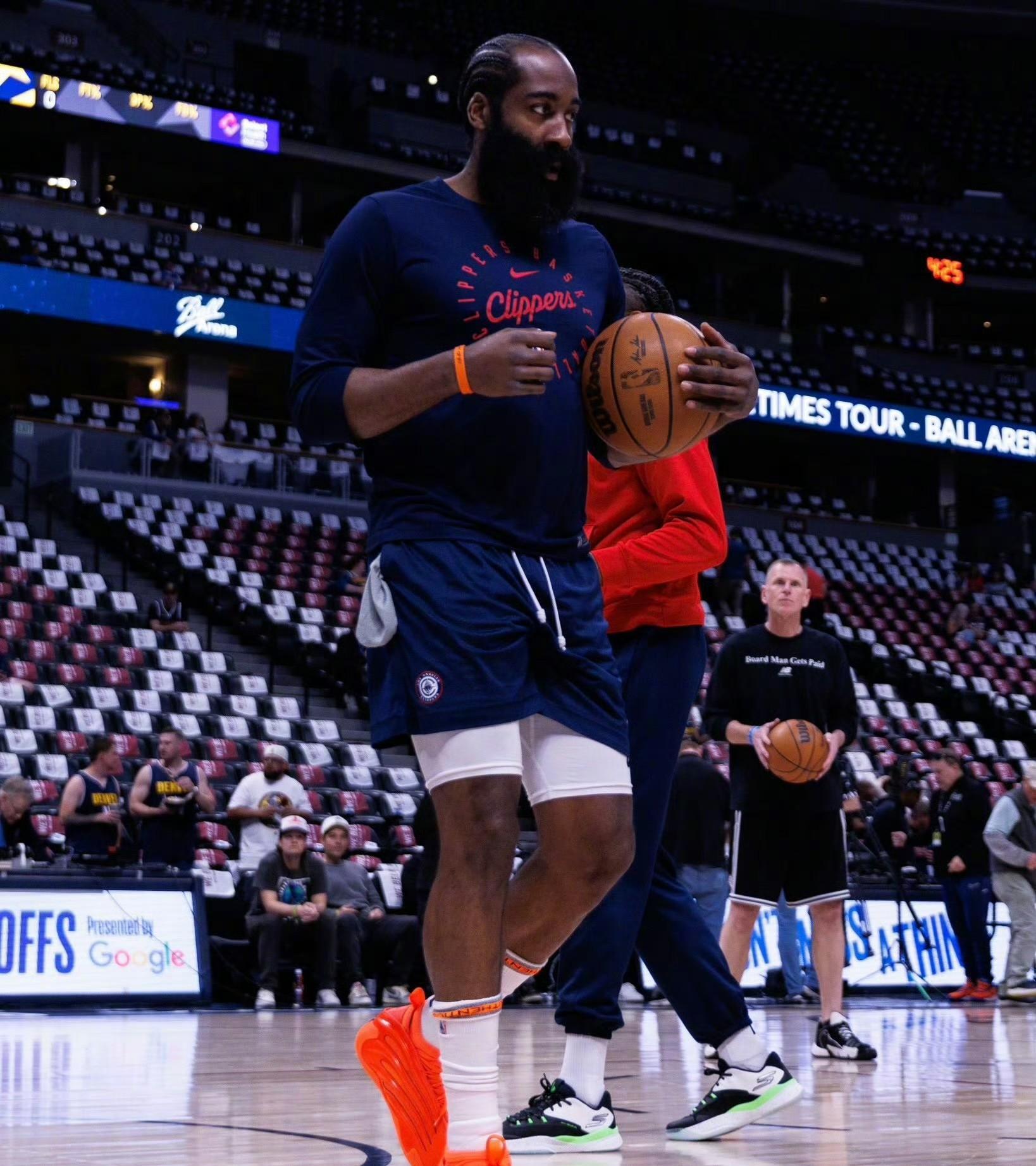 关于哈登重返赛场，战术调整首场状态出色，日本队观众沸腾！赛场气氛高涨的信息九游游戏下载官方